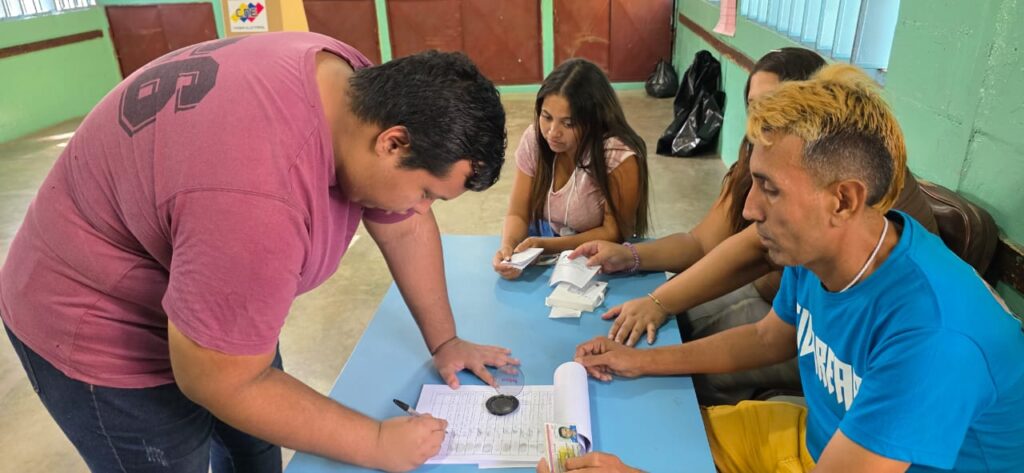 Masiva votación en Cuarta Consulta Popular en Maracaibo 2 WhatsApp Image 2025 11 24 at 9.13.15 AM