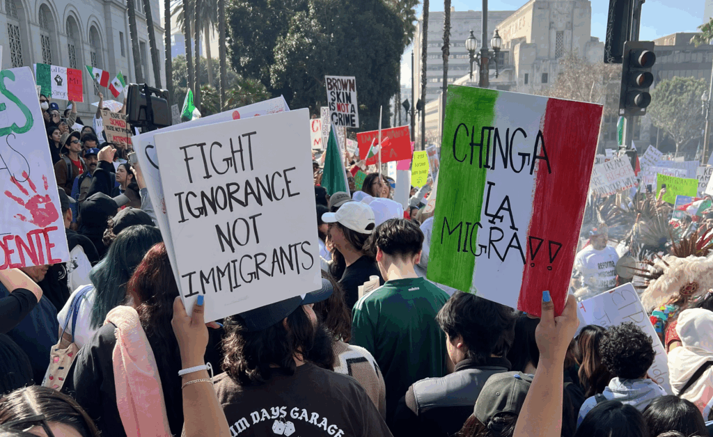 El 64 % de los latinos en EE. UU. desaprueba a Trump y el 41 % teme un arresto migratorio 2 b