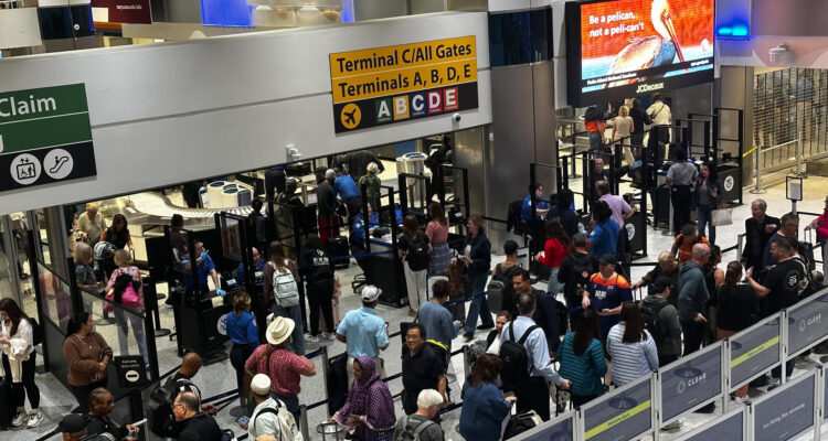 EE. UU. | Más de 1.700 vuelos cancelados este fin de semana mientras las aerolíneas implementan reducciones por el cierre del Gobierno 1 vuelos cancelados