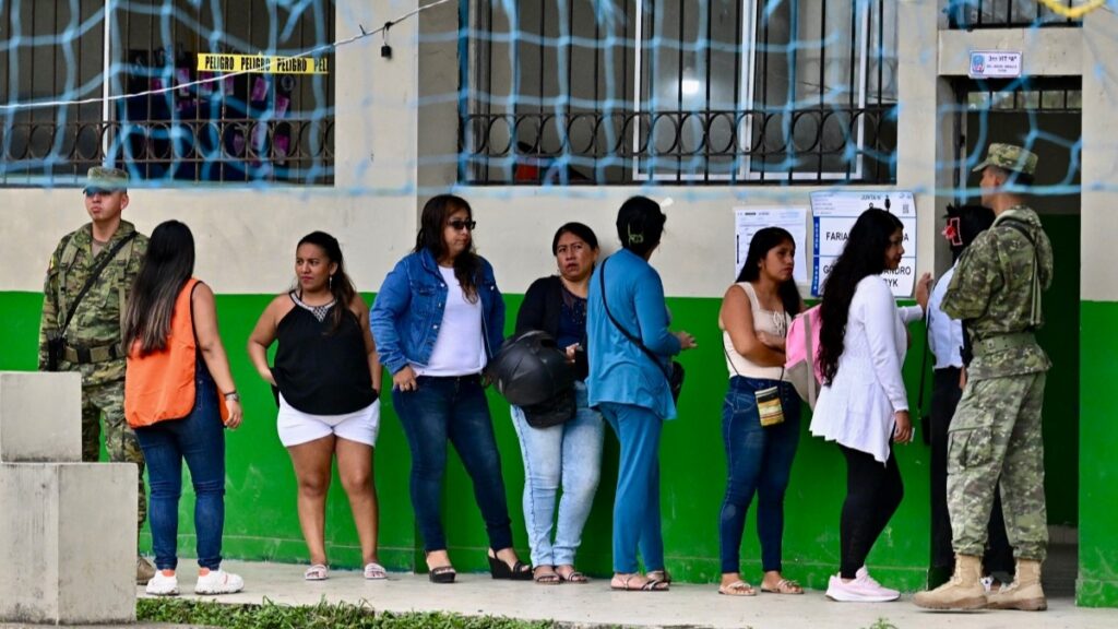Noboa recibió un golpe electoral con el rechazo a las bases militares extranjeras en Ecuador. Le dijeron que NO a las 4 preguntas del referéndum 3 reves electoral a noboa rechazan constitucion y bases militares extranjeras en ecuador 224228 1024x576 1