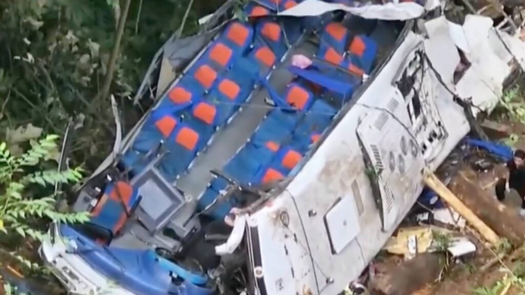 Subió a 17 los estudiantes muertos en un accidente de autobús en el noroeste de Colombia 2 Accidente de autobus en Colombia