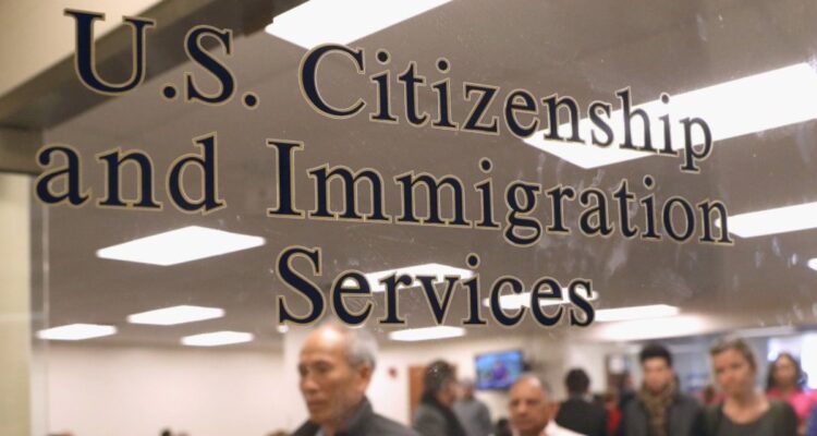 Agentes de EE. UU. impidieron acto de naturalización de inmigrantes debido a países de origen 1 Agentes