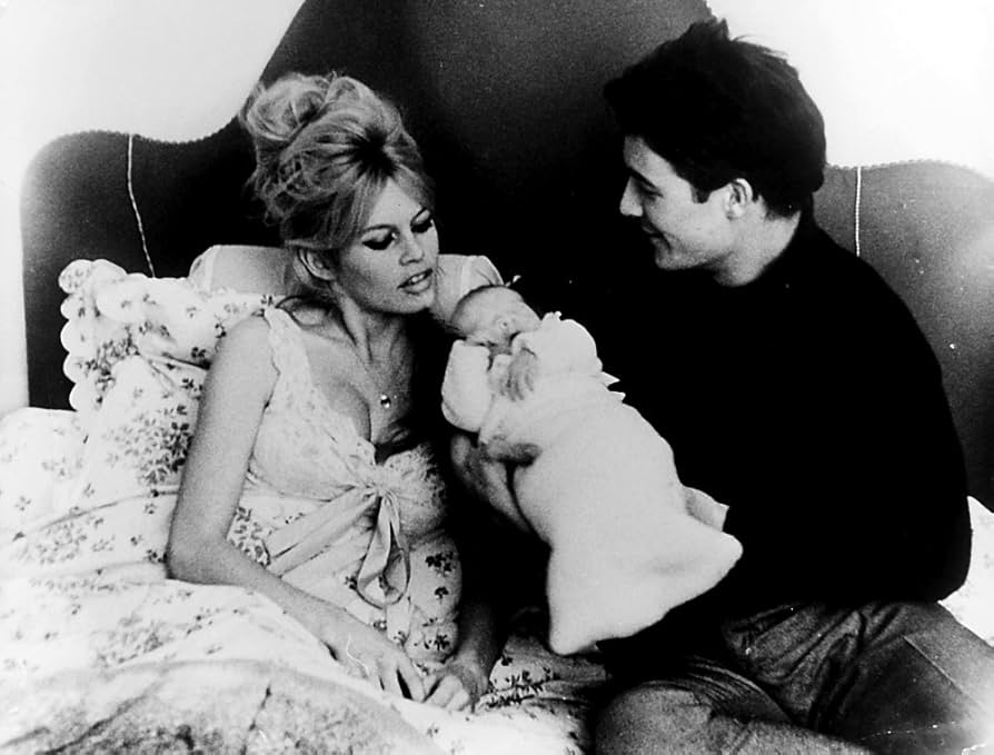 Murió Brigitte Bardot, legendaria actriz francesa y activista de los derechos de los animales, a los 91 años 4 Bardot y Charrier sostienen a su hijo Nicolas