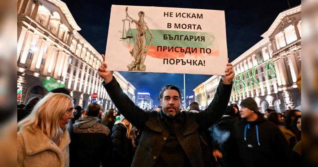 El Parlamento de Bulgaria aceptó la dimisión del gobierno y abrió la puerta a elecciones 2 Bulgaria protestas