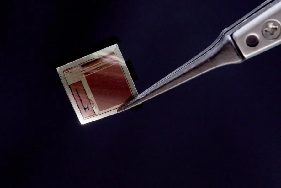 Crean chip cerebral que conecta cerebro a ordenador por WiFi 2 Chip