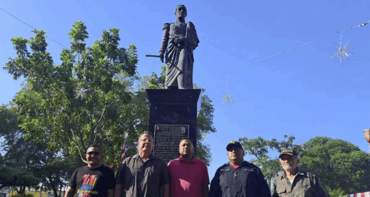 La estatua de Simón Bolívar en Lagunillas ya tiene su espada 1 Espada de Bolívar