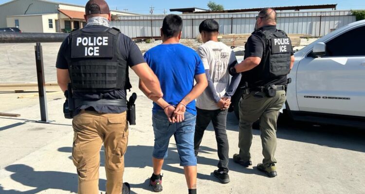 Congresistas proponen ley para vetar arrestos de ICE en las citas de inmigración 1 Congresistas