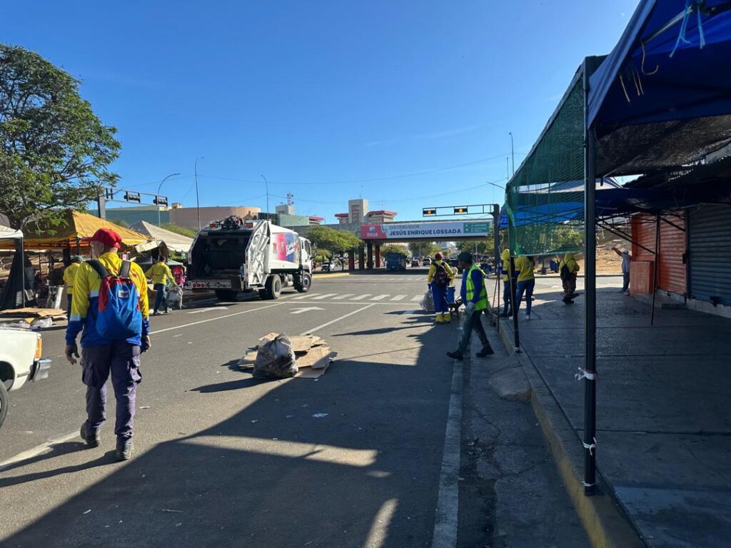 Con más de 300 trabajadores del IMA, IMAU y Fospuca, la Alcaldía de Maracaibo recogió 150 toneladas de desechos del casco central tras festividades navideñas 3 IMG 20251226 WA0033