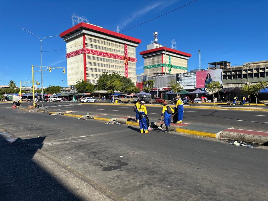 Con más de 300 trabajadores del IMA, IMAU y Fospuca, la Alcaldía de Maracaibo recogió 150 toneladas de desechos del casco central tras festividades navideñas 9 IMG 20251226 WA0036