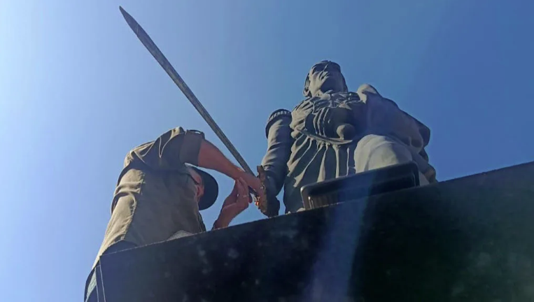 La estatua de Simón Bolívar en Lagunillas ya tiene su espada 2 Lagunilla espada de Bolivar