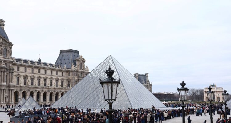 El Louvre reabrió parcialmente este jueves mientras continúa la huelga de sus trabajadores 1 Louvre