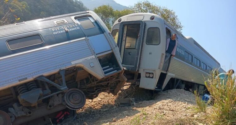 13 muertos y casi un centenar de heridos tras el descarrilamiento del Tren Interoceánico en México (Videos) 1 México