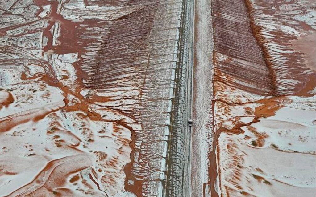 Espectacular tormenta invernal cubre de nieve el desierto de Arabia Saudita 2 Nieve en desierto de Arabia Saudita