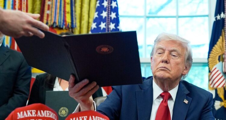 Estados Unidos suspendió temporalmente algunas sanciones petroleras para estabilizar el mercado mundial del crudo 1 Trump