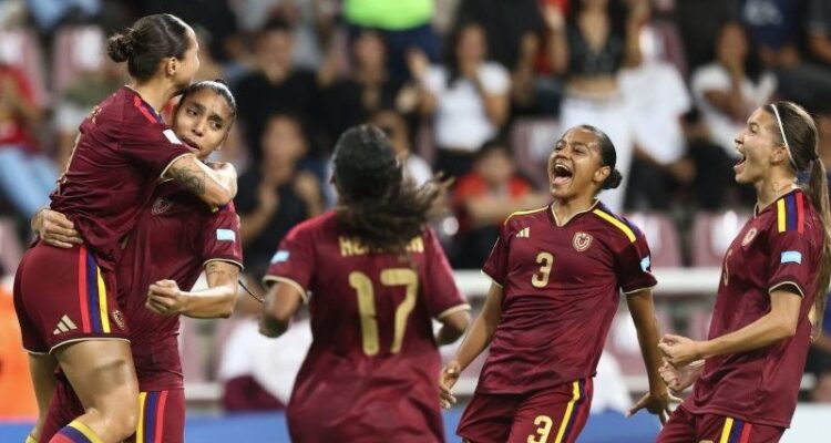 Vinotinto femenina