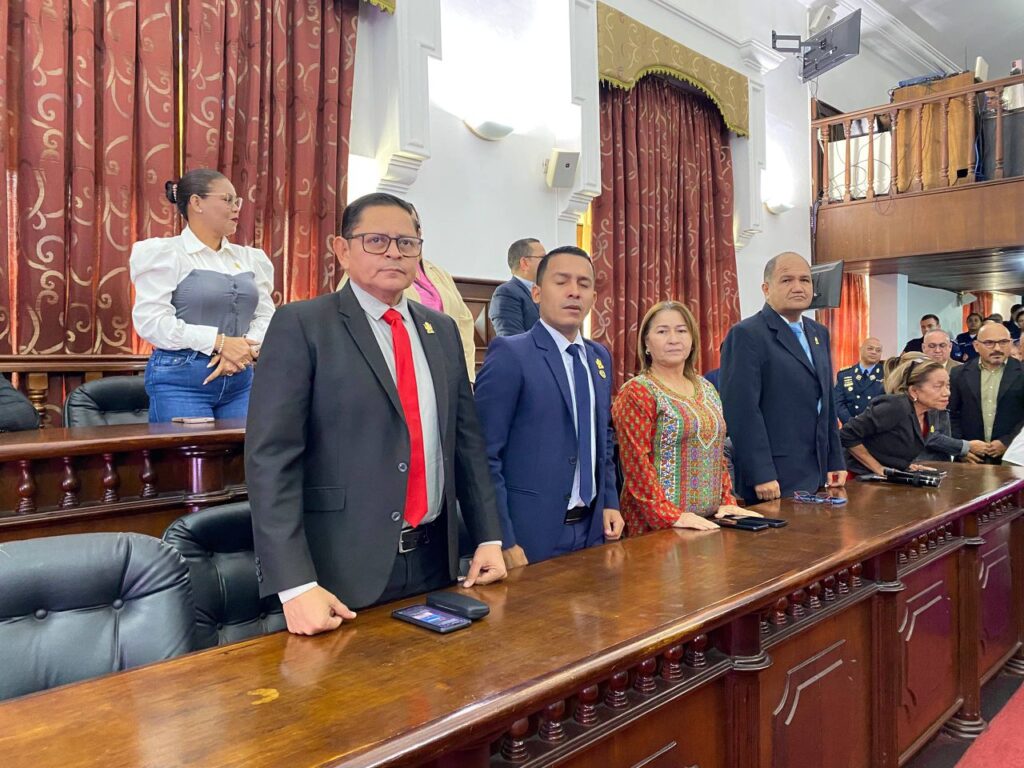Honor solemne rindió el CLEZ a la Policía del estado Zulia por su 193 aniversario 2 WhatsApp Image 2025 12 08 at 9.46.30 AM