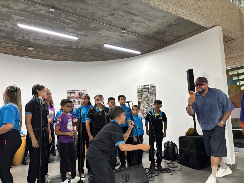 Mario Cáceres protagoniza encuentro motivacional con jóvenes talentos en la Fundación Nacional de la Gaita 3 WhatsApp Image 2025 12 11 at 1.07.23 PM 1