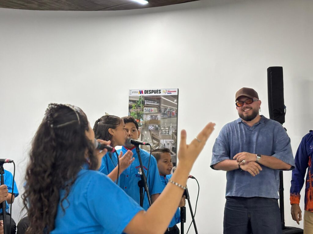 Mario Cáceres protagoniza encuentro motivacional con jóvenes talentos en la Fundación Nacional de la Gaita 2 WhatsApp Image 2025 12 11 at 1.07.23 PM