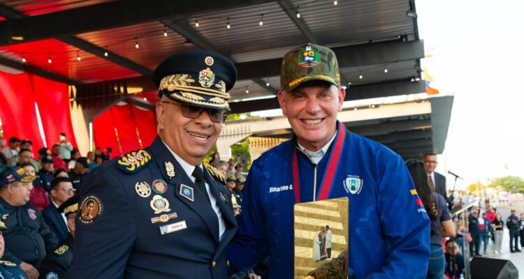 Alcalde Di Martino condecorado con la cruz del Instituto Autónomo Policía del municipio Maracaibo 1 Di Martino