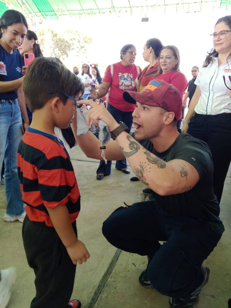 La Alcaldía de Maracaibo entregó lentes a 150 niños y niñas del Programa Santa Lucía 5 WhatsApp Image 2025 12 15 at 1.25.37 PM 3