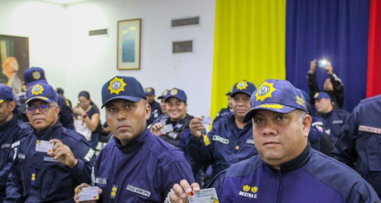 Alcalde Di Martino entregó 719 tarjetas con bono especial para funcionarios de Polimaracaibo 1 Tarjeta