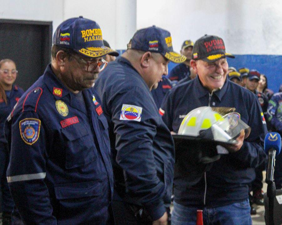 Alcalde Di Martino entregó tarjeta de bonificación a Bomberos de Maracaibo 2 WhatsApp Image 2025 12 19 at 9.18.17 AM 1
