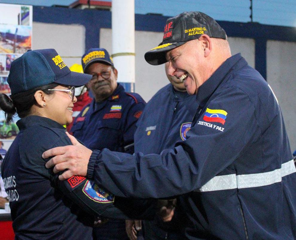 Alcalde Di Martino entregó tarjeta de bonificación a Bomberos de Maracaibo 3 WhatsApp Image 2025 12 19 at 9.18.18 AM