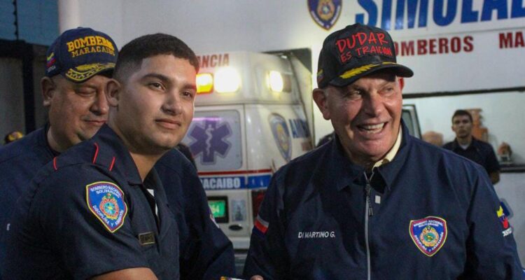 Alcalde Di Martino entregó tarjeta de bonificación a Bomberos de Maracaibo 1 Di Martino