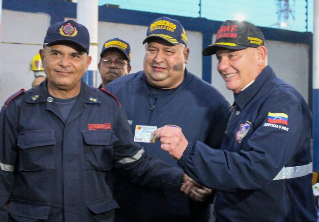 Alcalde Di Martino entregó tarjeta de bonificación a Bomberos de Maracaibo 4 WhatsApp Image 2025 12 19 at 9.18.19 AM