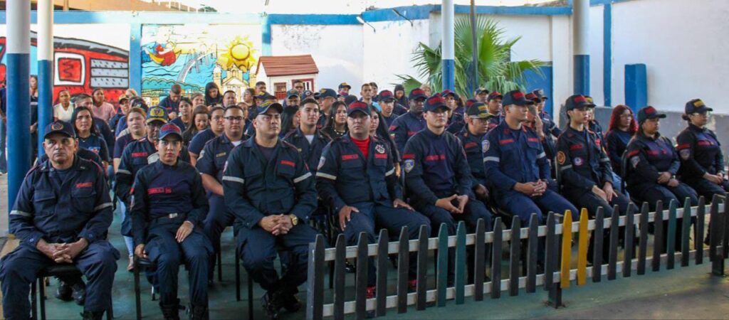 Alcalde Di Martino entregó tarjeta de bonificación a Bomberos de Maracaibo 5 WhatsApp Image 2025 12 19 at 9.18.20 AM