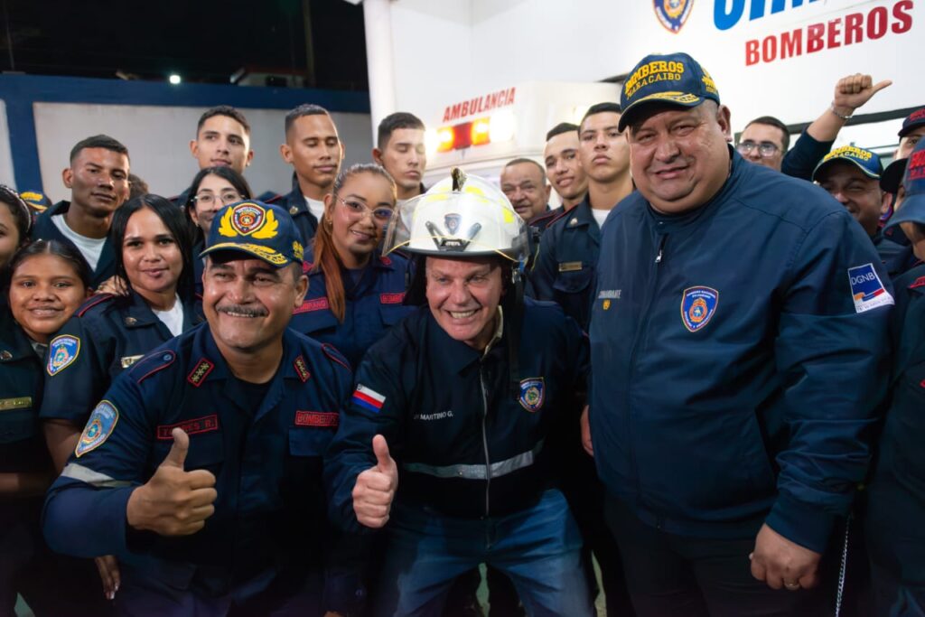 Alcalde Di Martino entregó tarjeta de bonificación a Bomberos de Maracaibo 7 WhatsApp Image 2025 12 19 at 9.18.21 AM 1