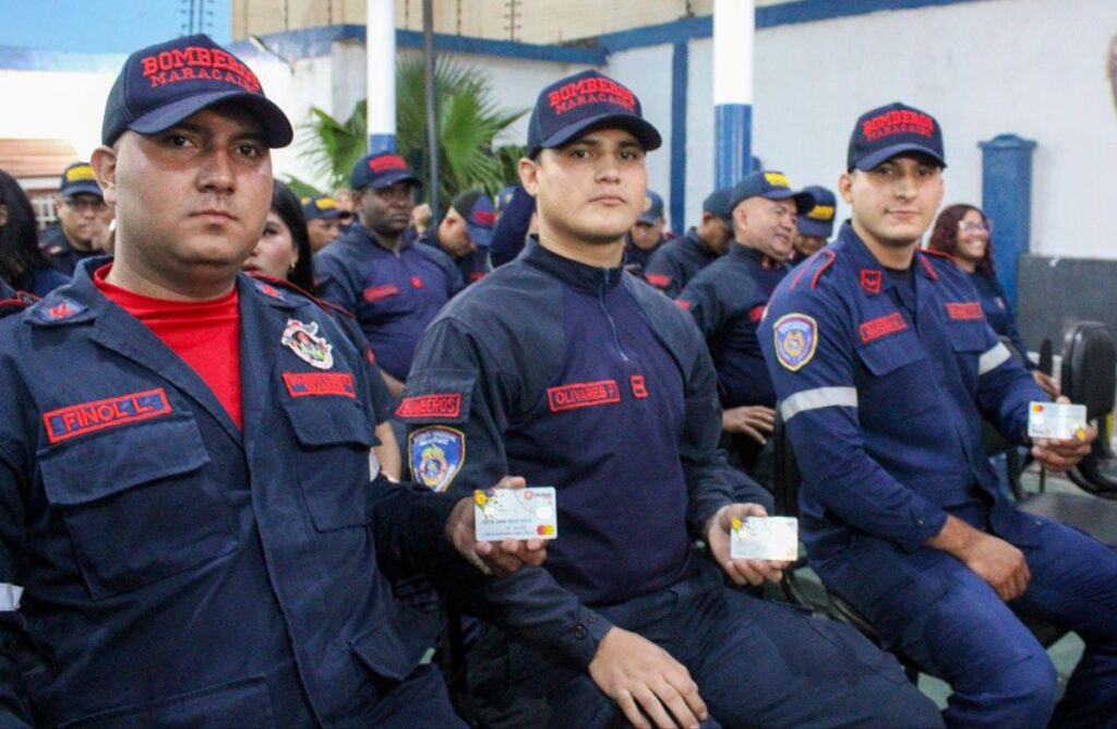 Alcalde Di Martino entregó tarjeta de bonificación a Bomberos de Maracaibo 6 WhatsApp Image 2025 12 19 at 9.18.21 AM