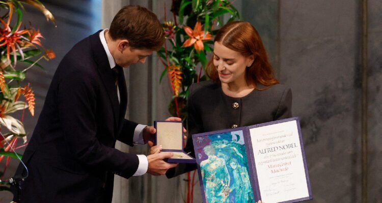 María Machado no se apareció en Oslo. Su hija tuvo que recibir en su nombre el Nobel 1 Machado
