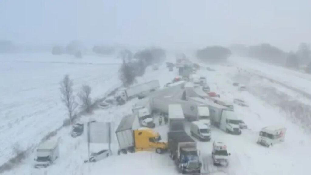 Más de 100 vehículos chocaron en cadena y paralizaron una autopista clave en EE. UU. 2 Choque debido a la nieve