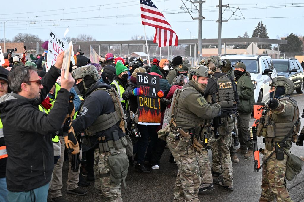 Trump amenazó con invocar la Ley de Insurrección por las protestas en Minneapolis 2 ICE