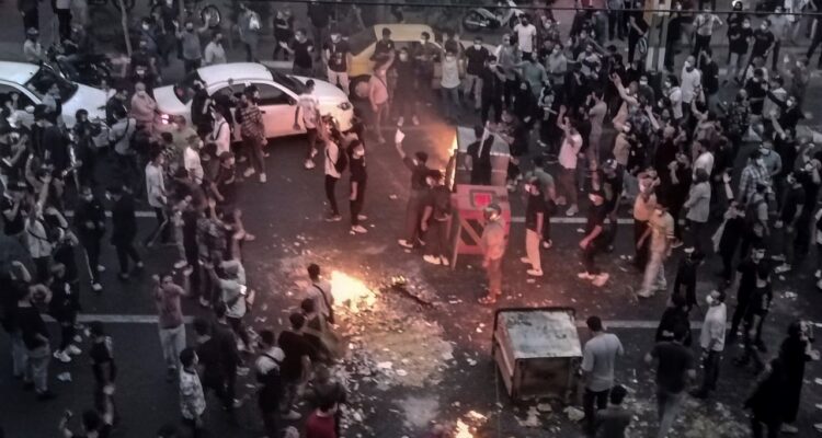 Décimo día de protestas se intensifican en Irán con 36 muertos y 2.000 detenidos 1 Irán