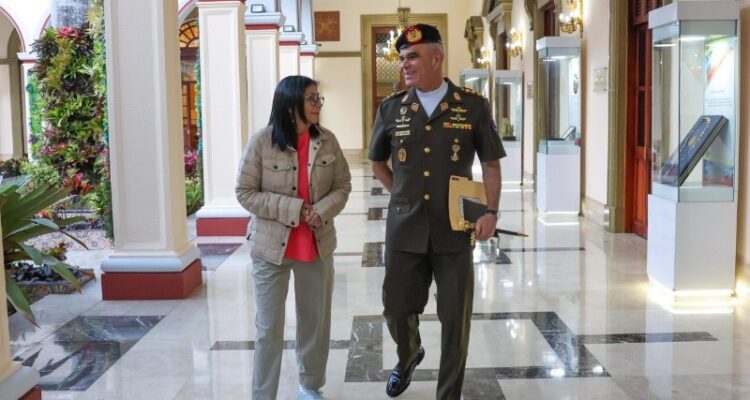 Padrino López entregará a la Presidenta (E) Delcy Rodríguez las insignias de Comandanta en Jefa de la FANB 1 Padrino