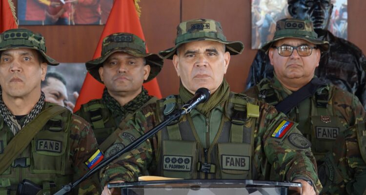 La presidenta Rodriguez revive a Padrino López nombrándolo ministro de Agricultura y Tierras 1 fanb- Padrino