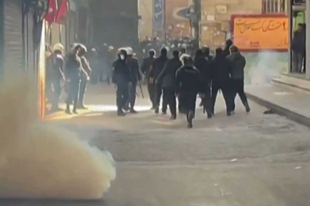 Décimo día de protestas se intensifican en Irán con 36 muertos y 2.000 detenidos 2 Protestas en Iran