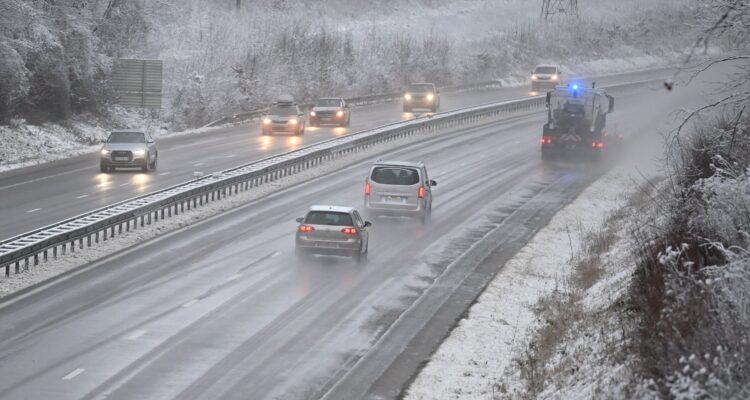 Al menos seis muertos en accidentes de tráfico en Francia por la nieve y el frío 1 Francia frio