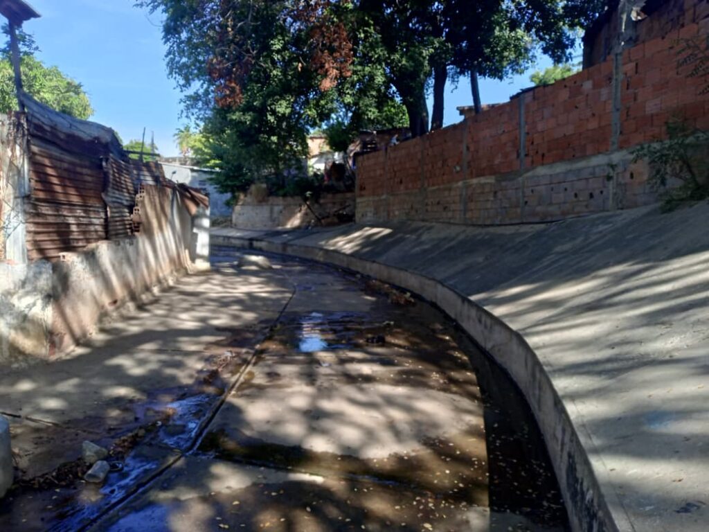 ¡Tramo 1ero de Mayo! Despejados 600 metros lineales de la Cañada Morillo por la Alcaldía marabina 5 WhatsApp Image 2026 01 15 at 3.58.40 PM