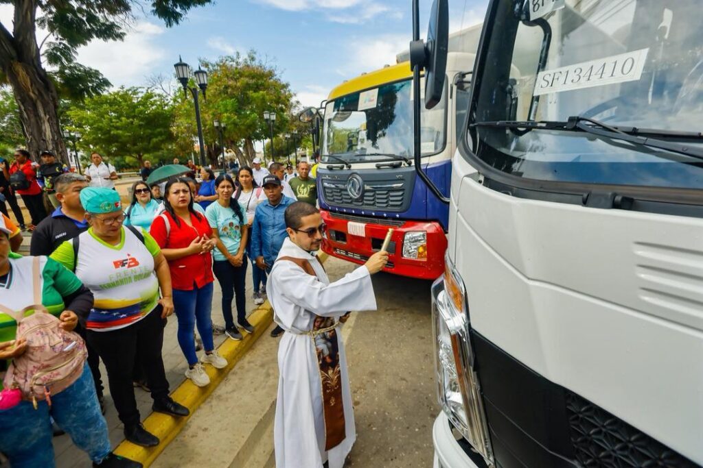 Gobernador Caldera entregó ocho camiones para la consolidación del Programa Alimentario Escolar Bolivariano 2 WhatsApp Image 2026 01 15 at 8.46.07 AM