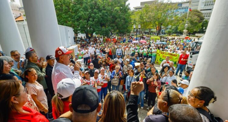 Gobernador Caldera entregó ocho camiones para la consolidación del Programa Alimentario Escolar Bolivariano 1 Caldera