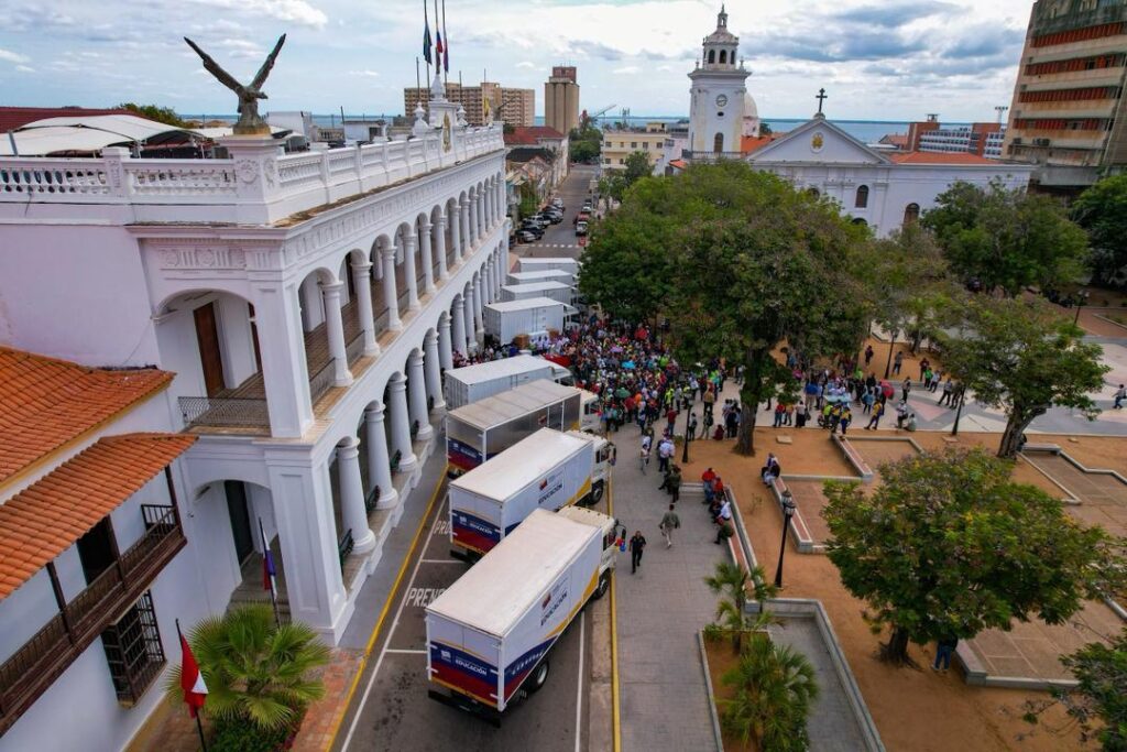 Gobernador Caldera entregó ocho camiones para la consolidación del Programa Alimentario Escolar Bolivariano 4 WhatsApp Image 2026 01 15 at 8.46.32 AM