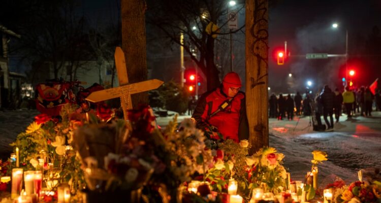 Miles de personas rechazaron a ICE en una vigilia en Minneapolis tras la muerte de una mujer 1 Personas contra ICE