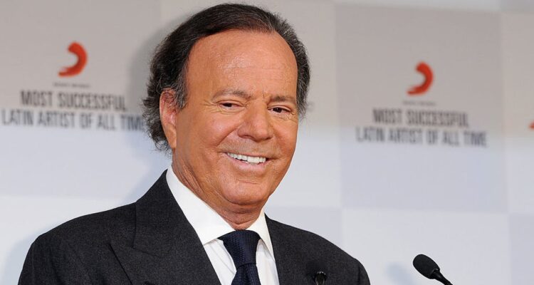 Julio Iglesias aseguró que todo se va a aclarar y su entorno cercano niega los hechos 1 Iglesias