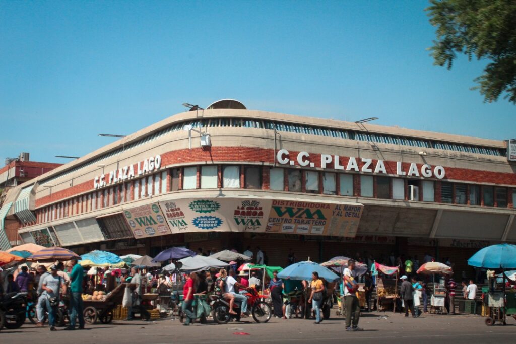 Dólar paralelo sin control: comerciantes inescrupulosos y bandidos lo cobran hasta en Bs. 900 ¡Búsquenlos para darles «plan y pa´l cuartel» 2 Comercio. Dólar ilegal