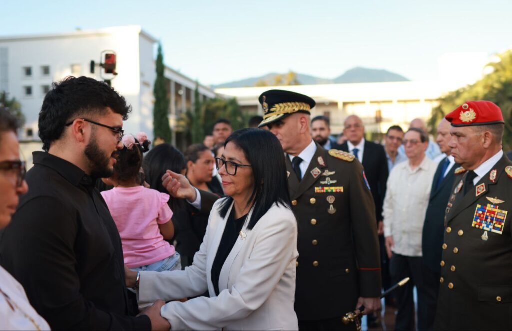 Delcy Rodríguez rindió homenaje a héroes y mártires caídos en defensa de la soberanía (+Fotos) 3 photo 5116511557121674233 y
