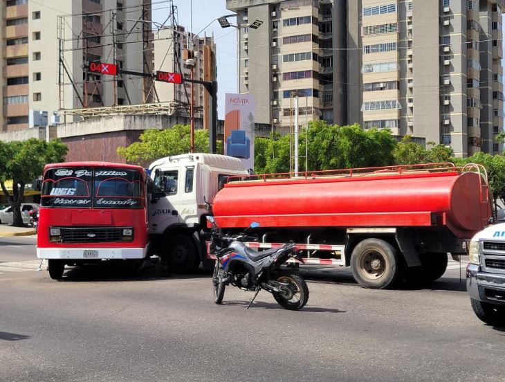 Choque entre cisterna y bus dejó 25 heridos en Maracaibo 2 unaaa