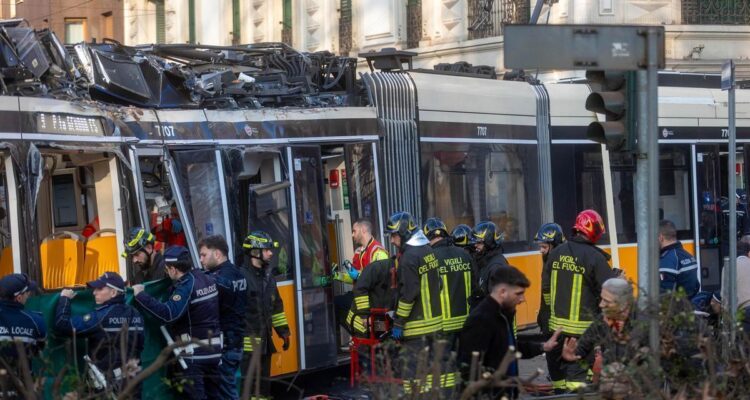 Al menos dos muertos y decenas de heridos al descarrilar un tranvía en Milán 1 Tranvía